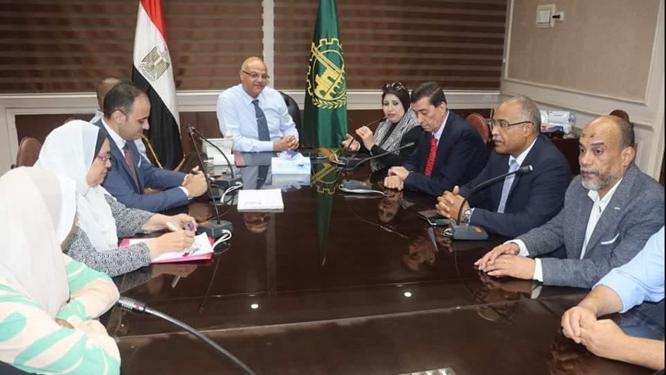 جانب من لقاء محافظ القليوبية ووفد العمال المحلي 