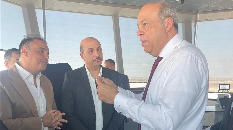 وزير الطيران في مطار برج العرب