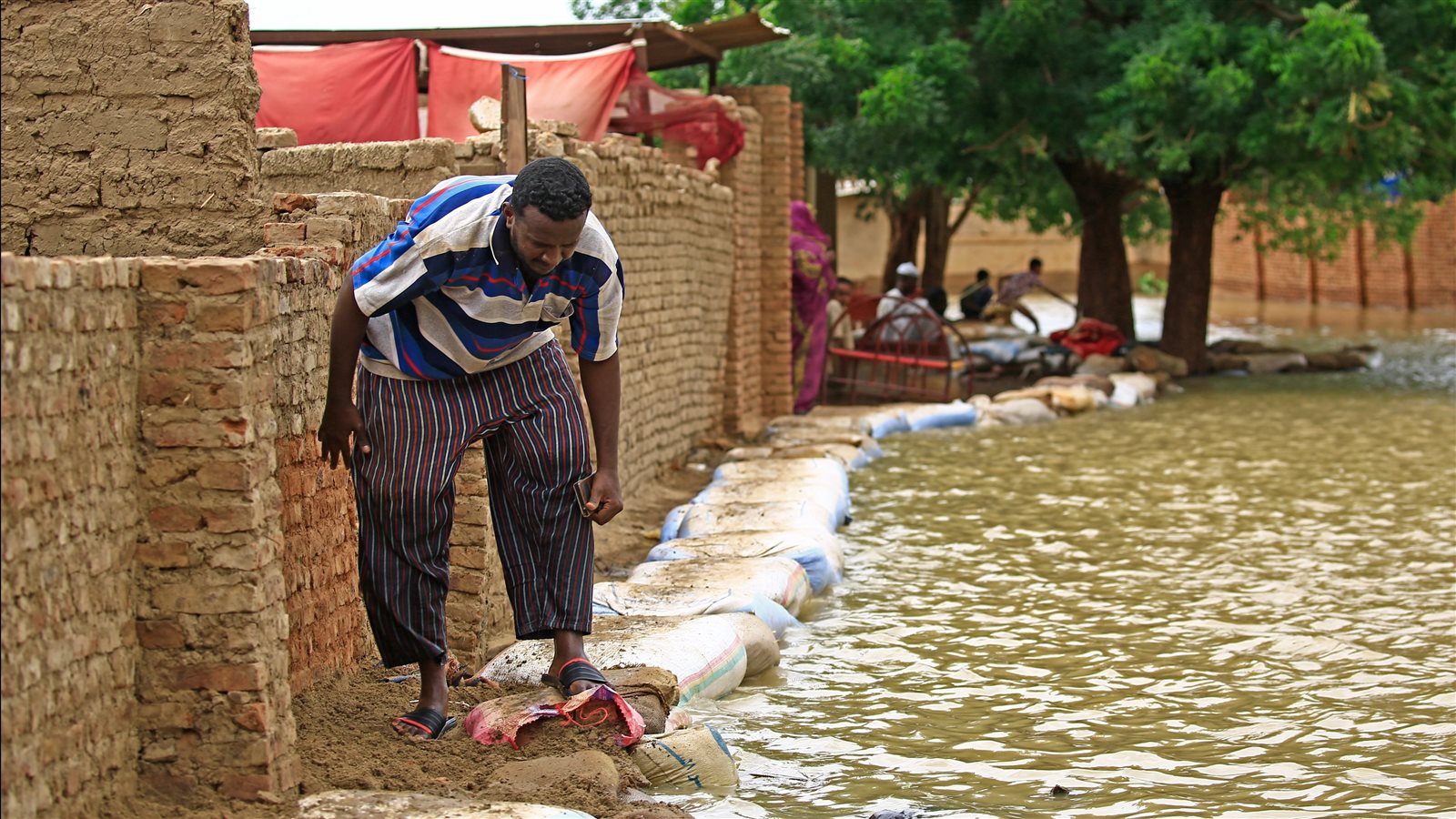 معاناة السودانيين وسط سيول مدمرة