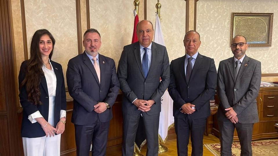 الطيار سامح الحفني وزير الطيران 