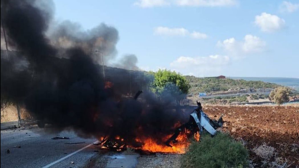 طيران الاحتلال يستهدف سيارة على طريق الناقورة جنوب لبنان 