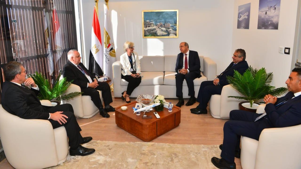 وزيرالطيران ومسئولو مجموعة تالس الفرنسية