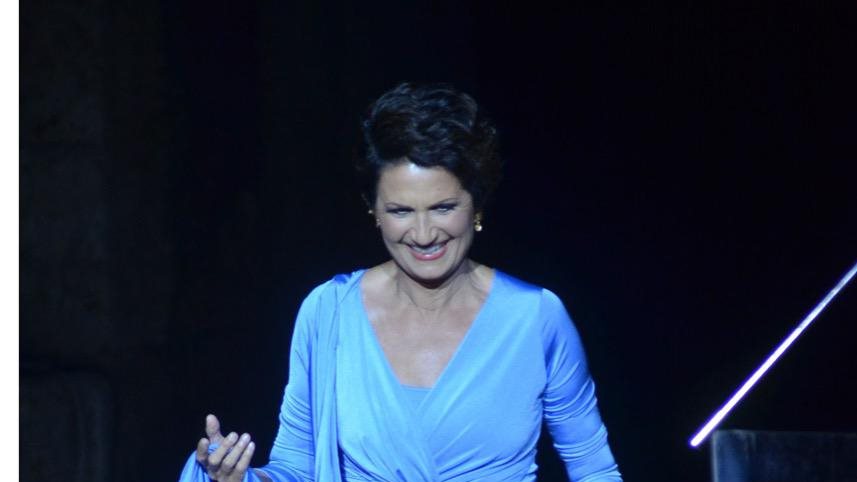 الفنانة اليونانية أولجا بوزيلي