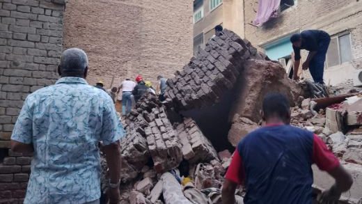 فحص كاميرات المراقبة في حادث عقار الزيتون المنهار.. صور  