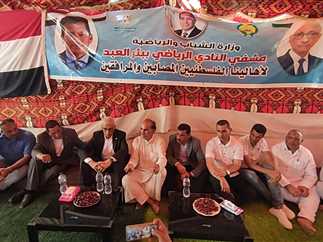 محافظ شمال سيناء خلال لقائه الفلسطينيين المصابين ومرافقيهم