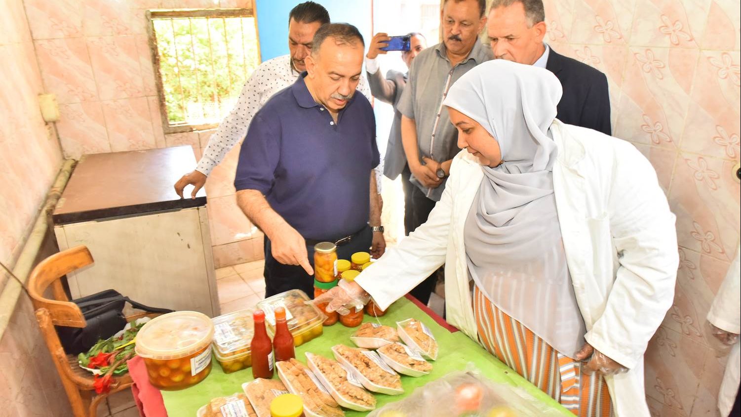 محافظ أسيوط يتفقد منافذ منتجات مدرسة ديروط الثانوية الزراعية