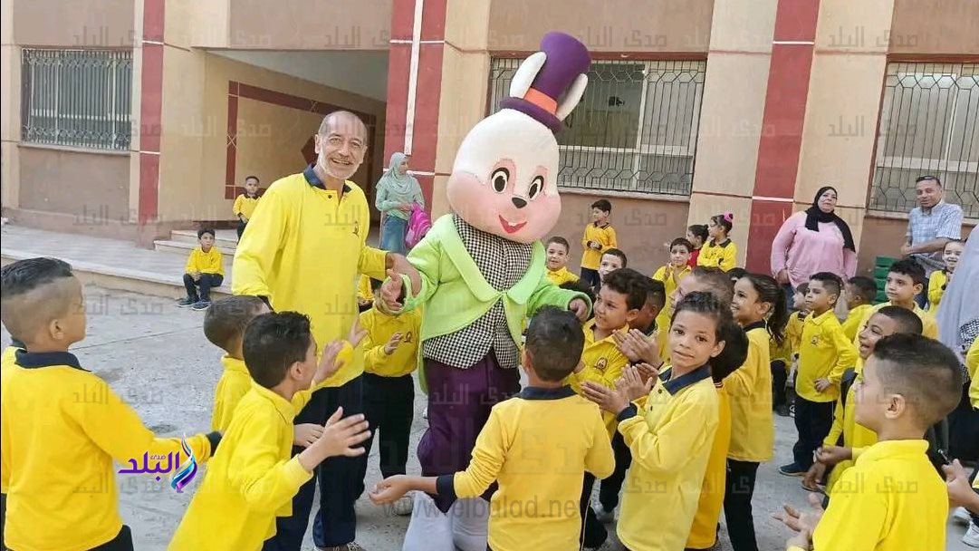مدير مدرسة يرتدي "زي الطلاب"