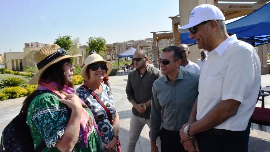 لقاء محافظ أسوان ببعض السائحين الإنجليز