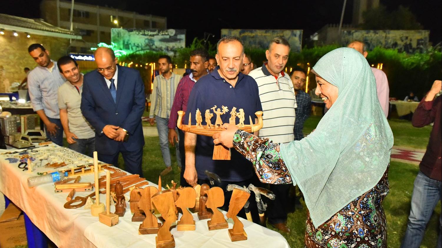 محافظ أسيوط يتفقد معرض المشغولات اليدوية 