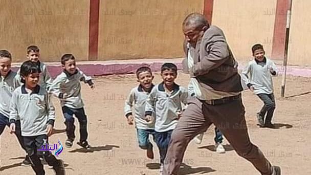 مدير مدرسة يلعب كرة مع تلاميذه