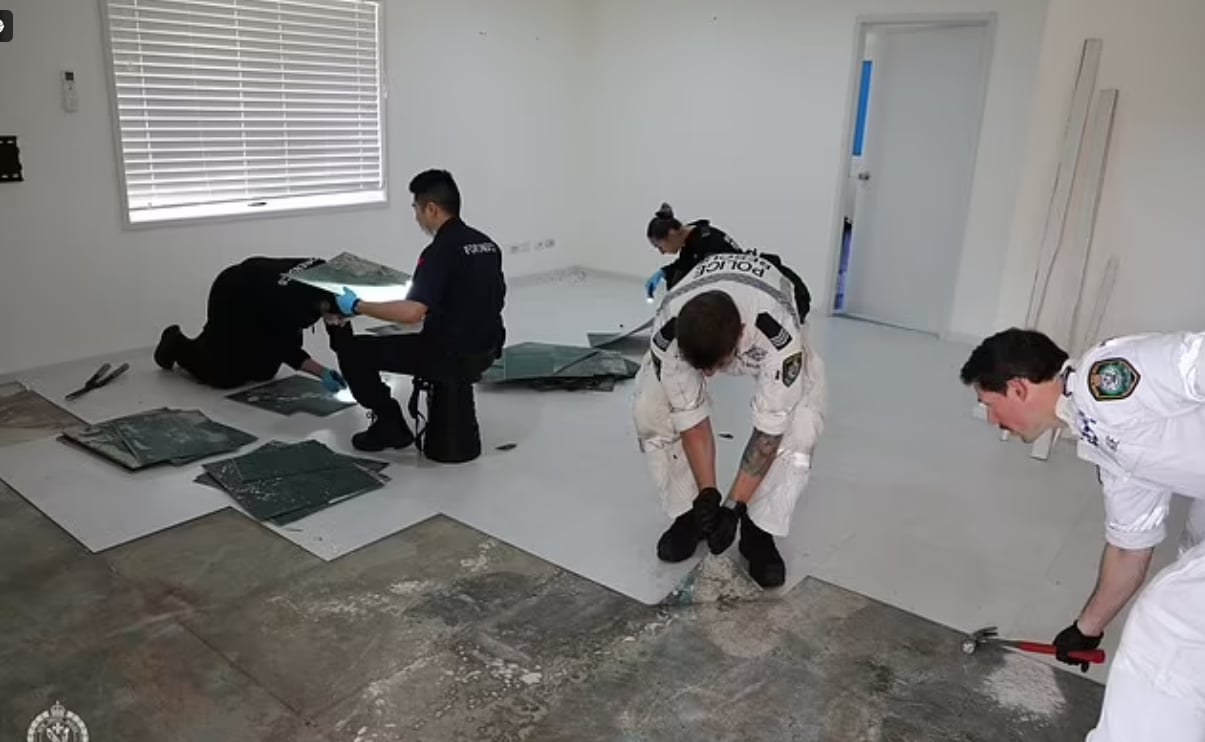 أثناء فحص الشرطة للمنزل