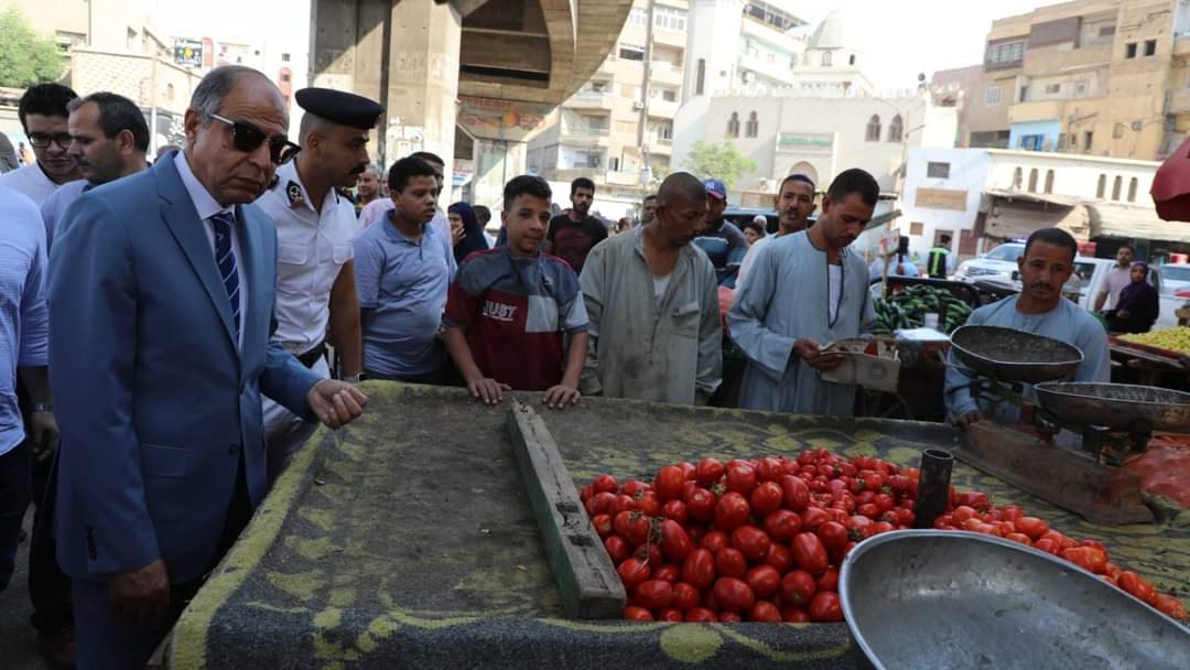 محافظ المنيا في جولة على الأسواق لمتابعة الأسعار 