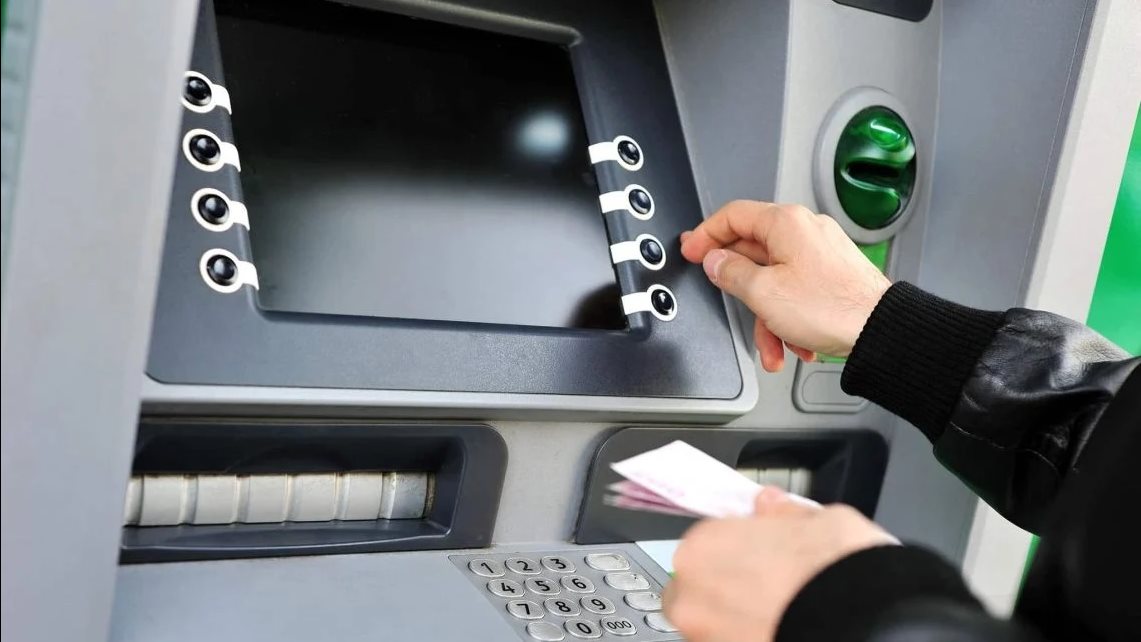 بعد تثبيت سعر الفائدة .. ما رسوم السحب من ماكينات الـ ATM؟