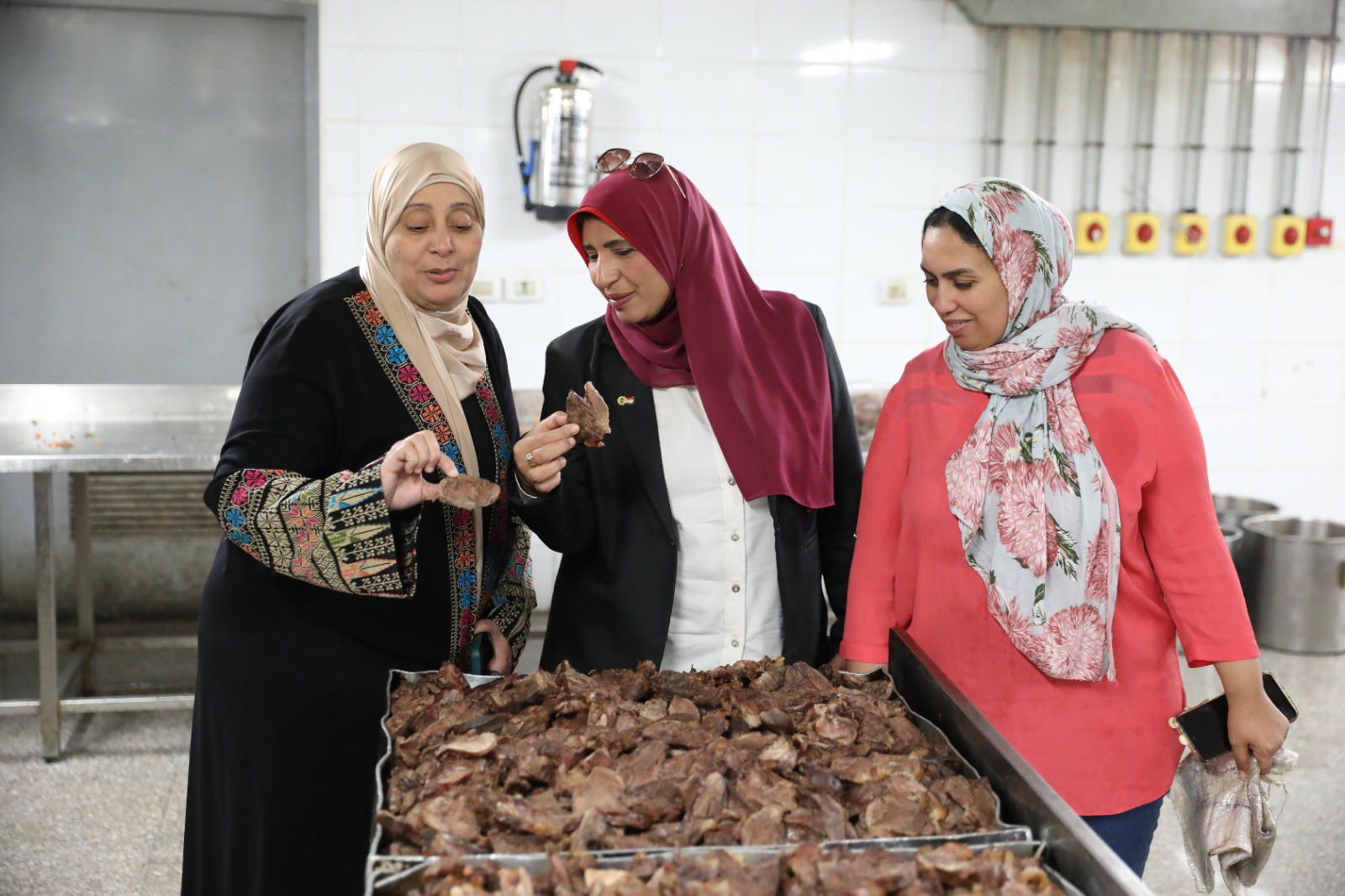 الاطمئنان على جودة الطعام في المدينة الجامعية