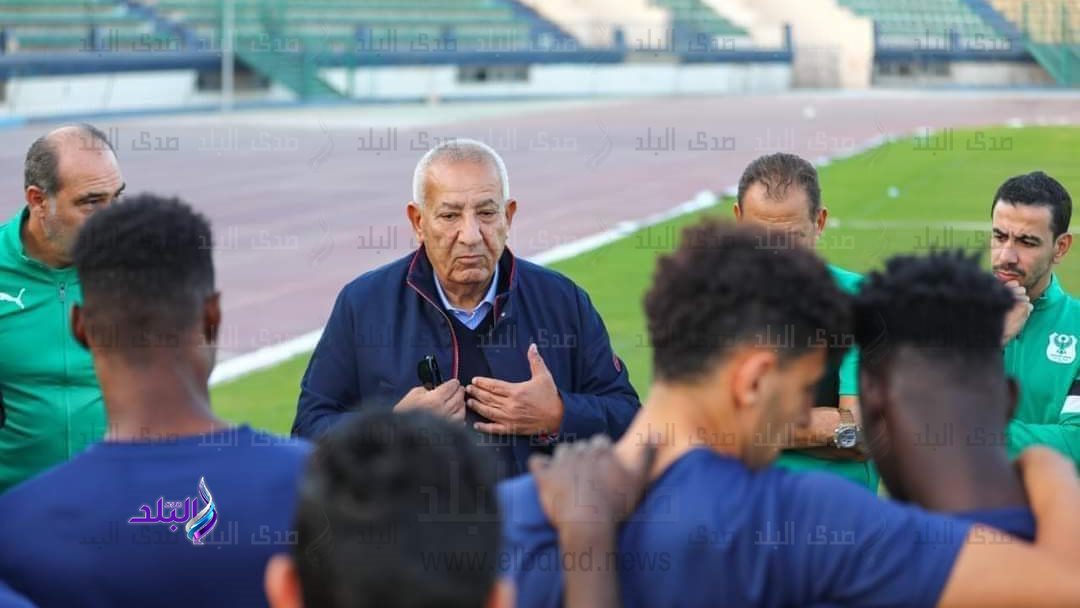 رئيس النادى المصرى البورسعيدى يشد من أزر اللاعبين 