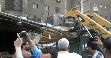 حملة لإزالة الباعة الجائلين بميدان العتبه 