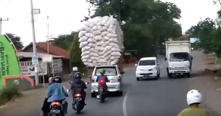إنقلاب شاحنة على جانبها إنقلاب شاحنة على جانبها