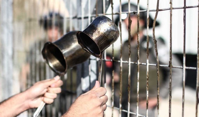  أسرى فلسطينيون يضربون عن الطعام 