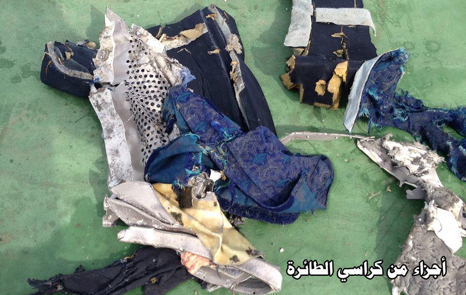 صور من حطام الطائرة المنكوبة.. صور من حطام الطائرة المنكوبة..