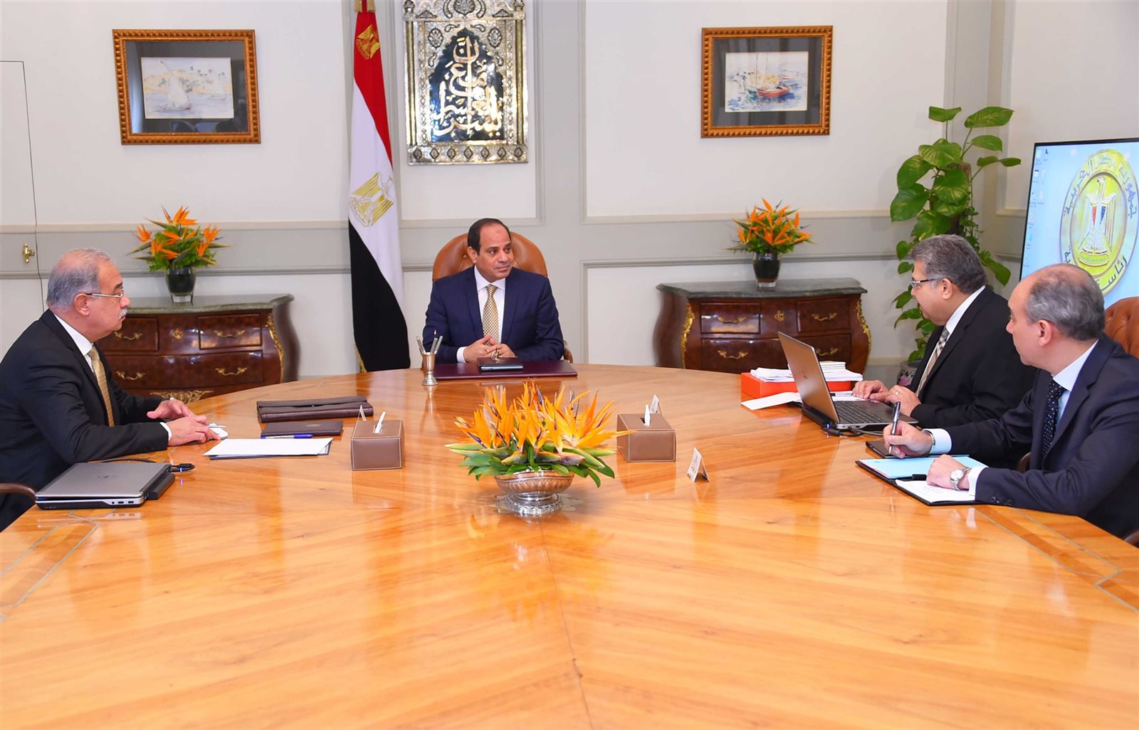 الرئيس خلال اجتماعه برئيس الوزراء ووزير التعليم العالى