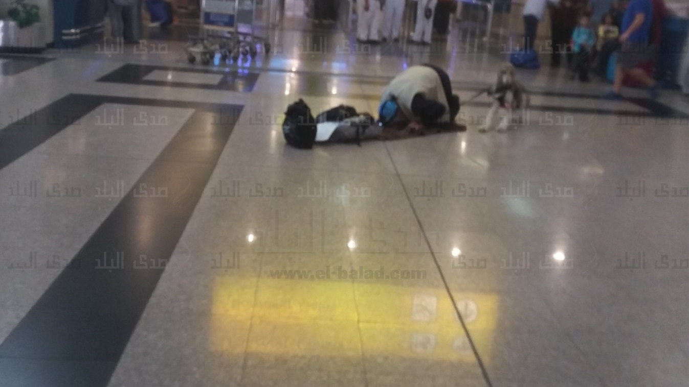 أمريكى يثير مخاوف ركاب نيويورك بعد إصراره على الصلاة  أمريكى يثير مخاوف ركاب نيويورك بعد إصراره على الصلاة