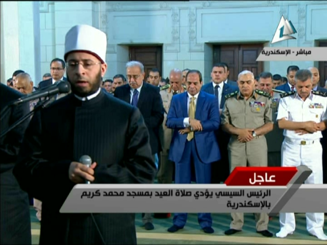 الرئيس السيسي يؤدي صلاة العيد الرئيس السيسي يؤدي صلاة العيد