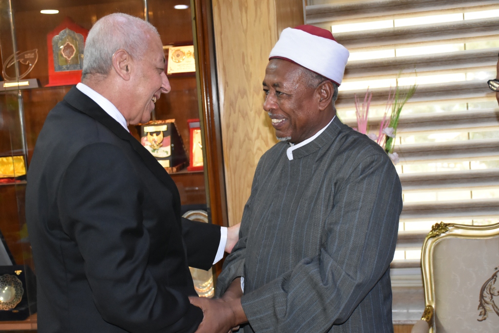 محافظ أسوان يستقبل المهنئين بالعيد ويزور المستشفيات