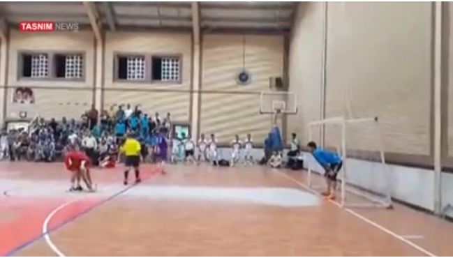 وفاة حكم إيرانى بعد ركلة جزاء