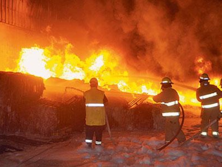 إخماد حريق شب