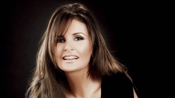 الفنانة يسرا