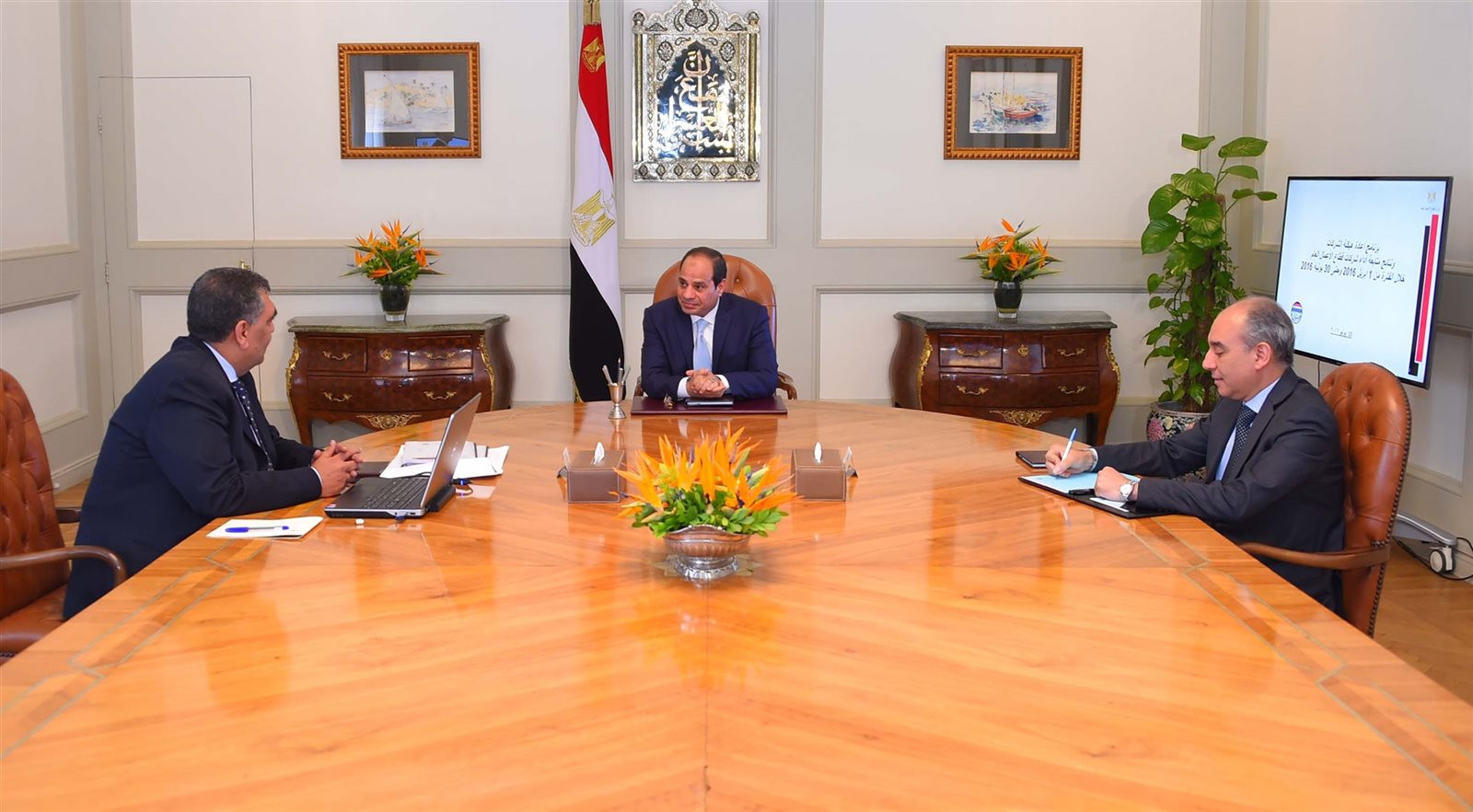 الرئيس خلال اجتماعه وزير قطاع الأعمال العام الرئيس خلال اجتماعه وزير قطاع الأعمال العام
