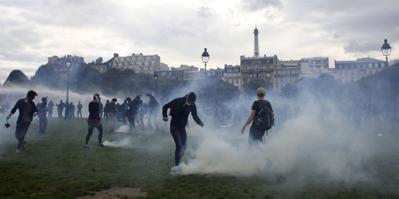  إغلاق برج "إيفل" خوفا أعمال الشغب 