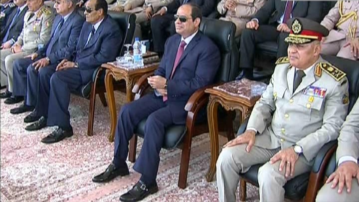 السيسي يشهد عرض المهارة في الميدان فى حفل تخرج ضباط الصف