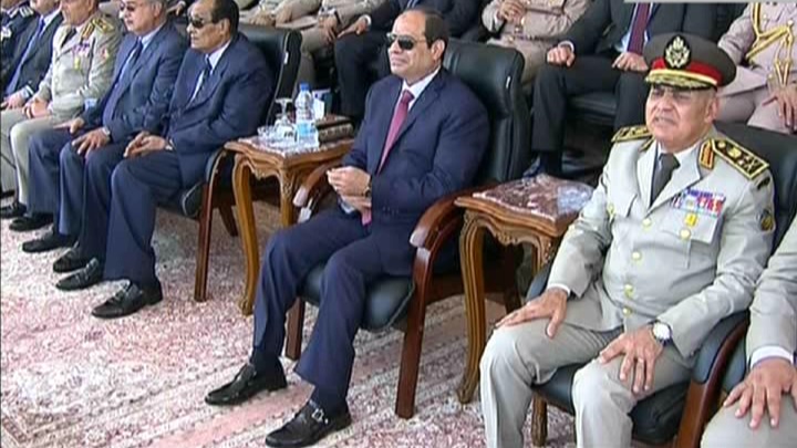 لرئيس يشهد الياقة البدانية والحركات القتالية لطلاب ضباط الصف