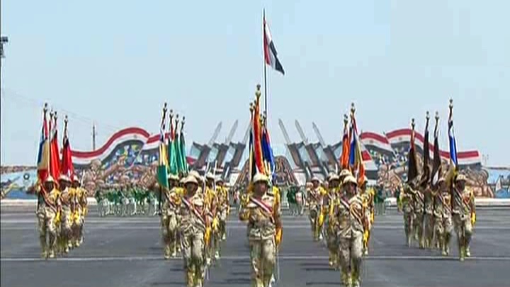  طلبة معهد ضباط الصف المعلمين يقدمون العرض العسكري