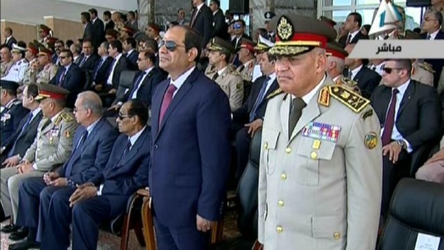 لحظة وقوف الرئيس السيسي وصدقي صبحي أثناء أداء السلام الوطني