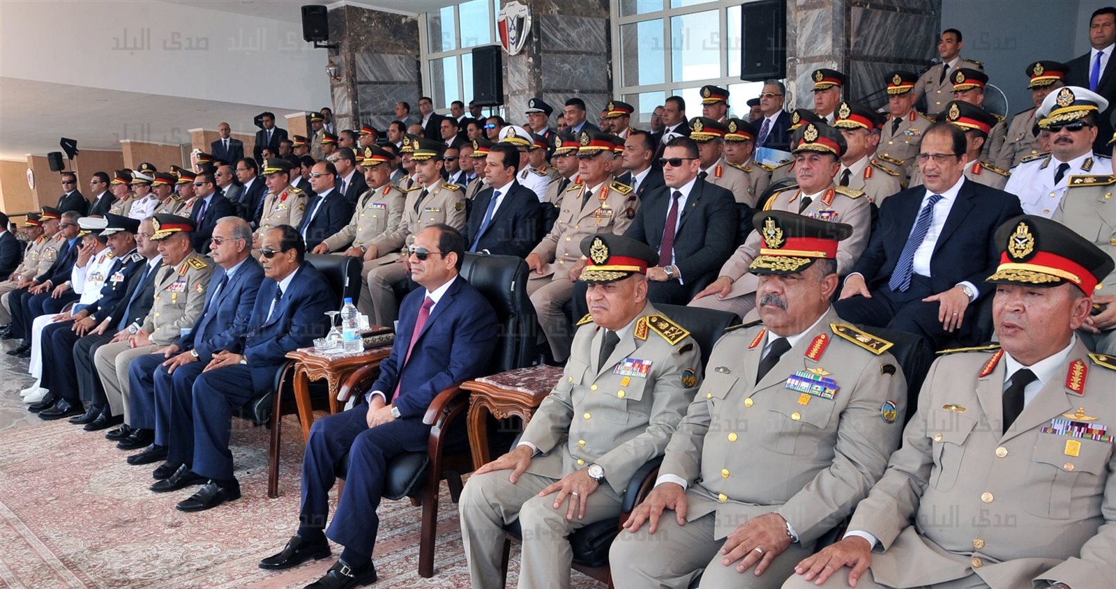 الرئيس يقلد أوائل الخريجين نوط الواجب