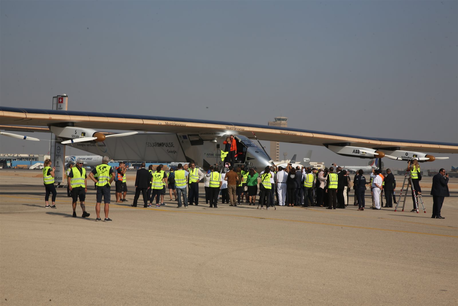 هبوط طائرة سولار امبالس 2 أول طائرة شمسية بمطار القاهرة هبوط طائرة سولار امبالس 2 أول طائرة شمسية بمطار القاهرة