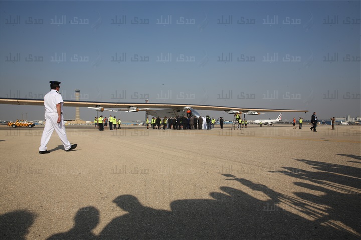 وصول أول طائرة شمسية للقاهرة