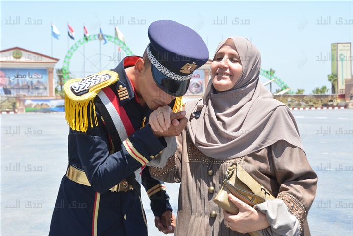 أحد الضباط يقبل يد والدته