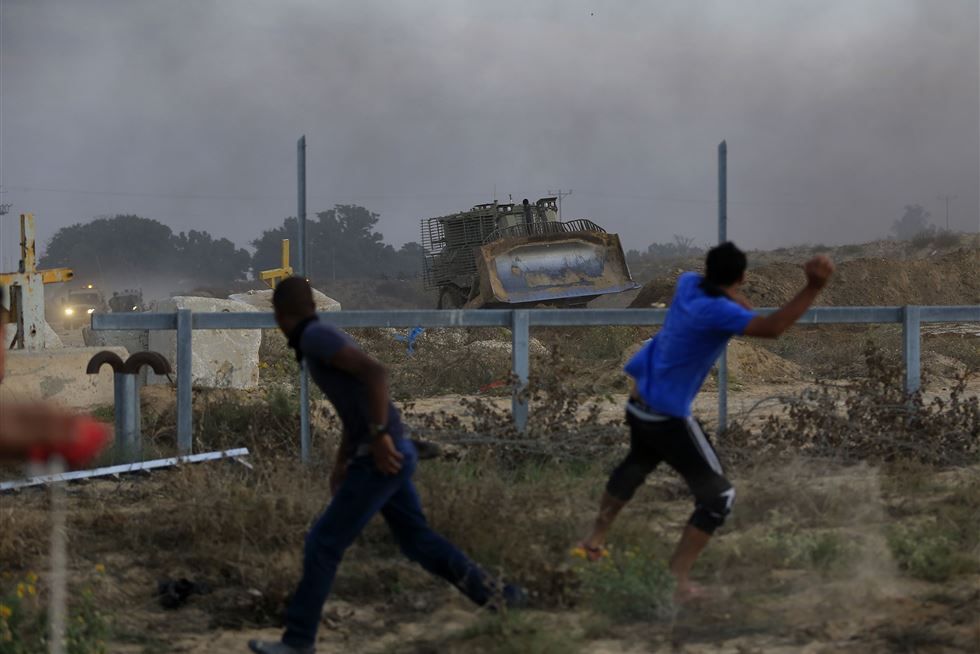 صابة شابين فلسطينيين برصاص جيش الاحتلال الإسرائيلي صابة شابين فلسطينيين برصاص جيش الاحتلال الإسرائيلي