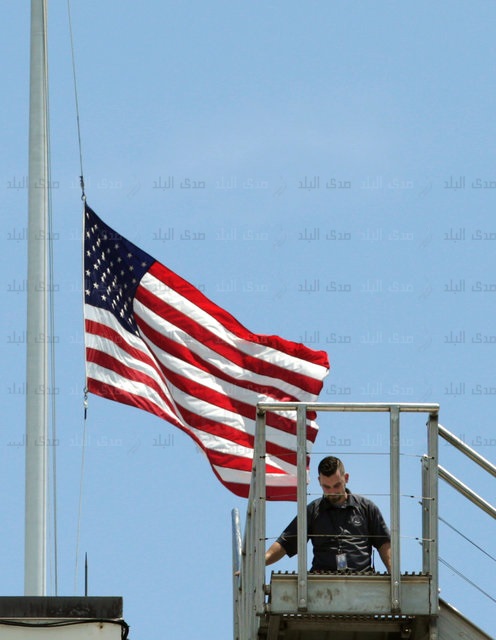 تنكيس الأعلام الأمريكية فوق مباني الحكومة حدادا على ضحايا ه  تنكيس الأعلام الأمريكية فوق مباني الحكومة حدادا على ضحايا ه