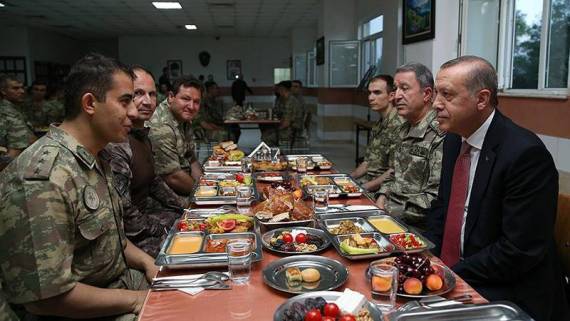 أردوغان وسط جيشه - صورة أرشيفية أردوغان وسط جيشه - صورة أرشيفية
