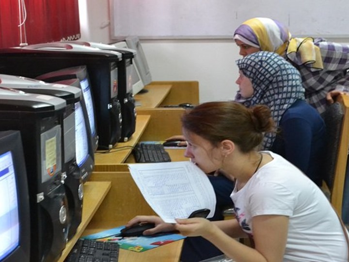 طلاب يؤدون اختبار القدرات