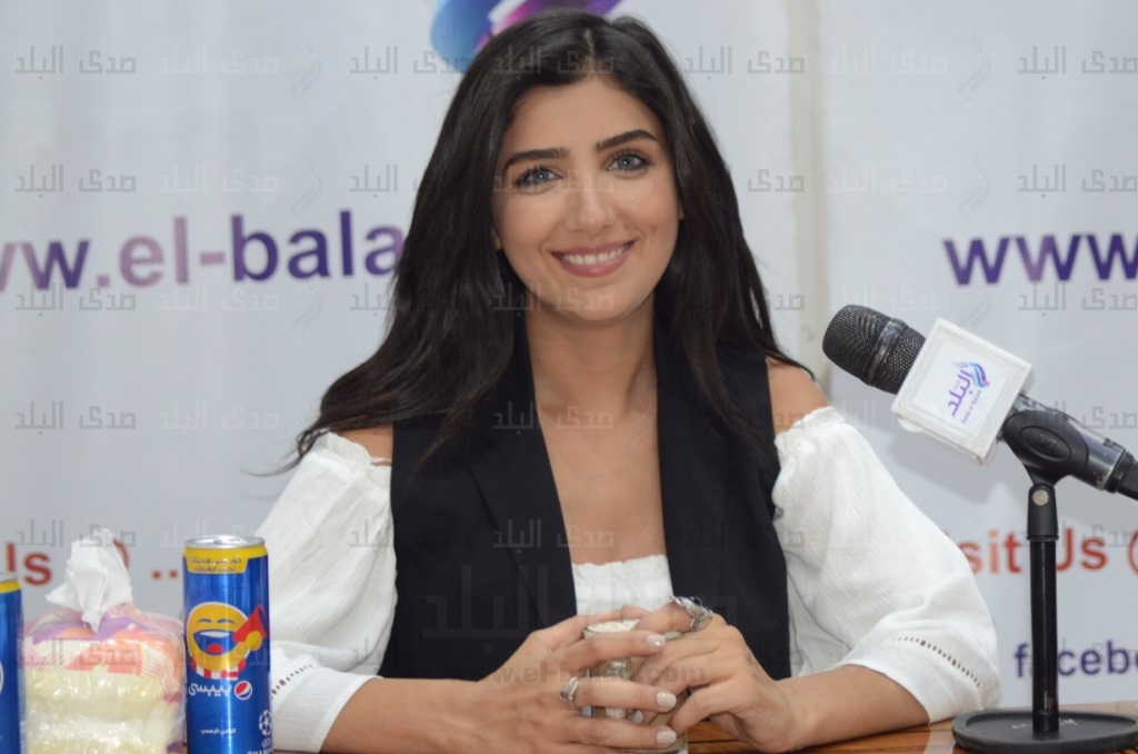 الفنانة مي عمر 
