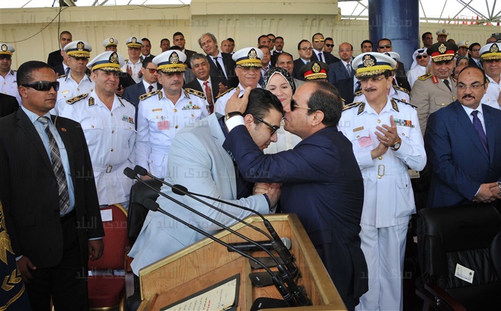 السيسي يقبل رأس الرائد الكومي