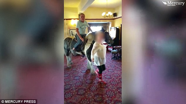 عجوز يقتحم مطعما فى بريطانيا على ظهر حصان