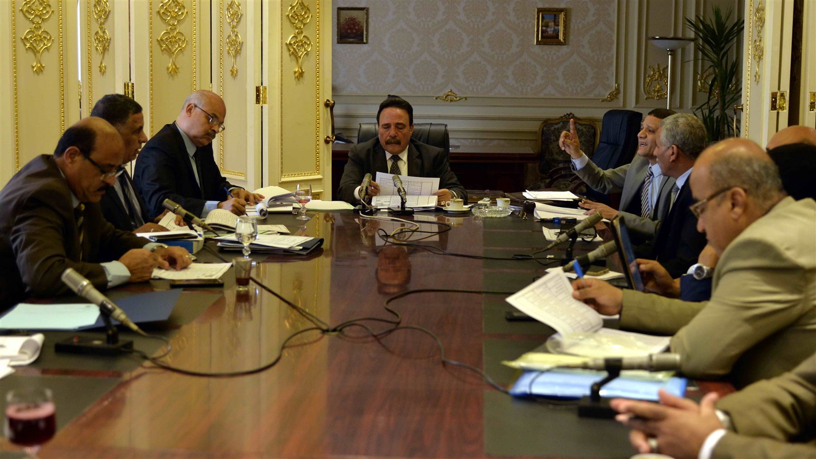  لجنة القوي العاملة 