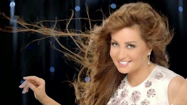 الفنانة لطيفة تغادر إلى الأردن لإحياء مهرجان جرش الجمعة الفنانة لطيفة تغادر إلى الأردن لإحياء مهرجان جرش الجمعة
