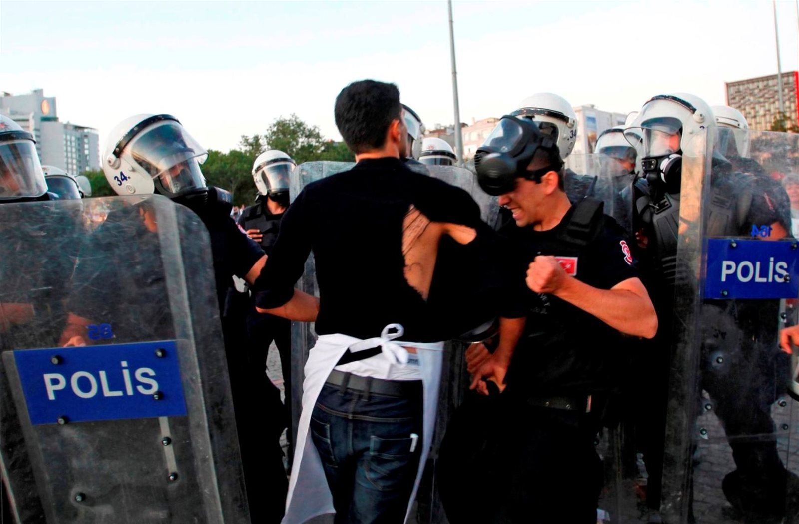 محتجون يهاجمون الشرطة